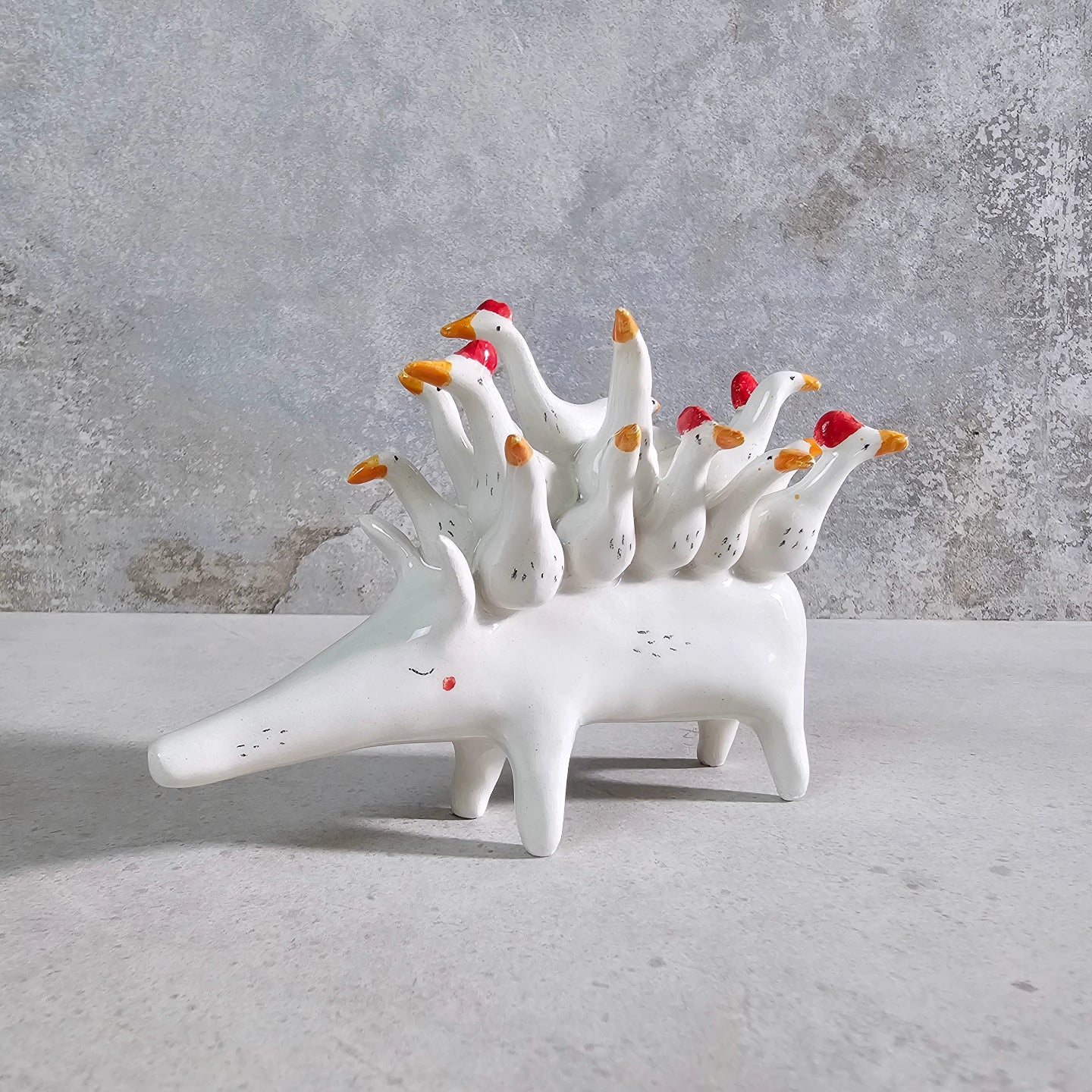 Scultura in ceramica bianca a tema oche, decorata e smaltata a mano