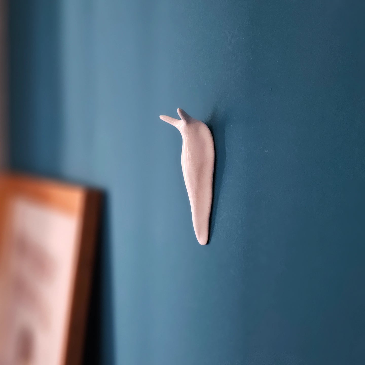 Lumaca in ceramica bianca su sfondo blu— Wasetti