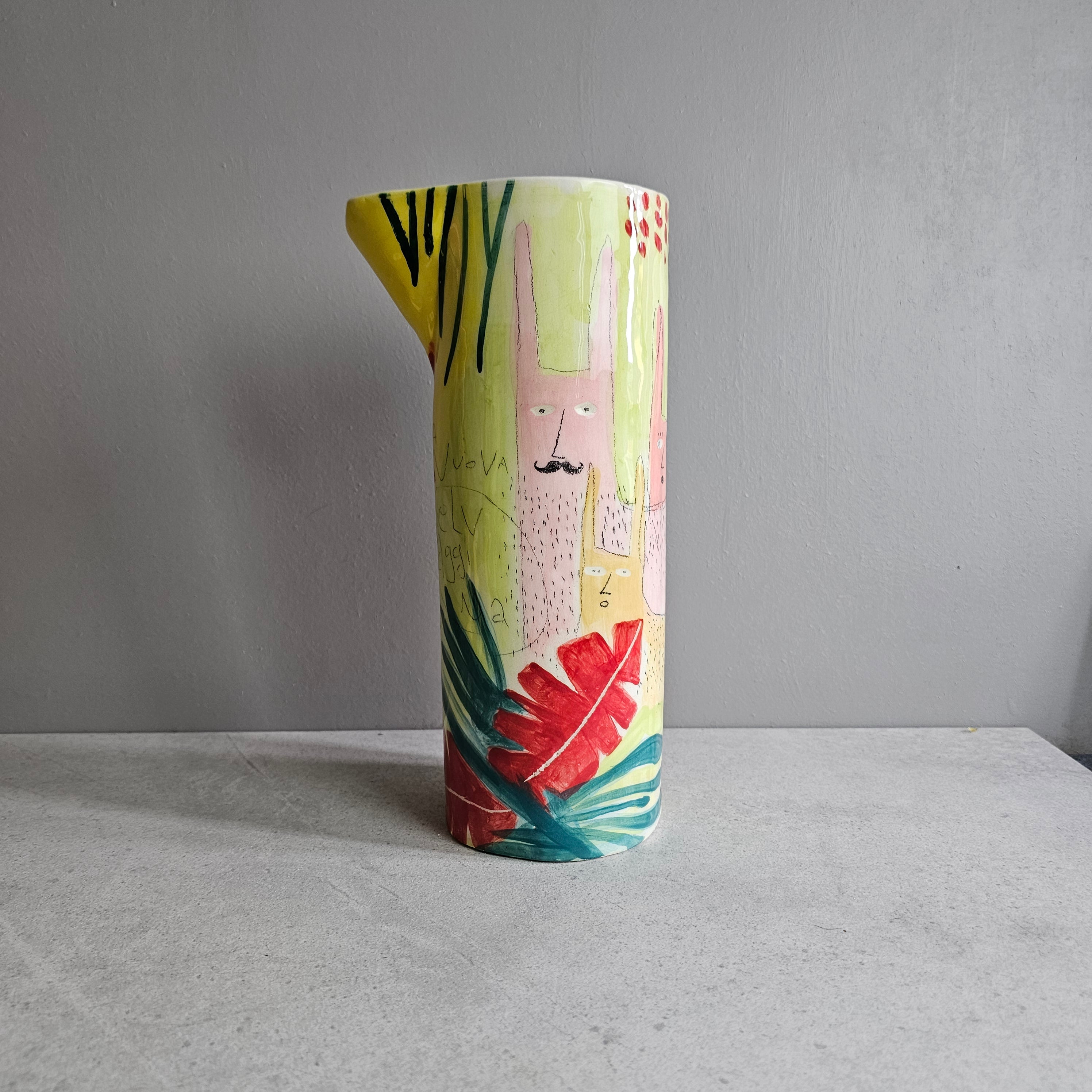 Brocca-vaso in ceramica bianca con animali e colori improbabili, dipinta a mano