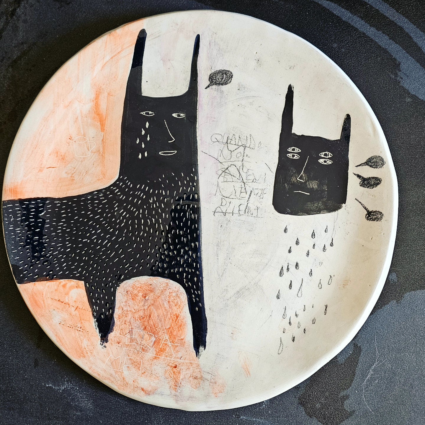 Piatto in ceramica da 28 cm dipinto a mano a tema pianto, tecniche miste