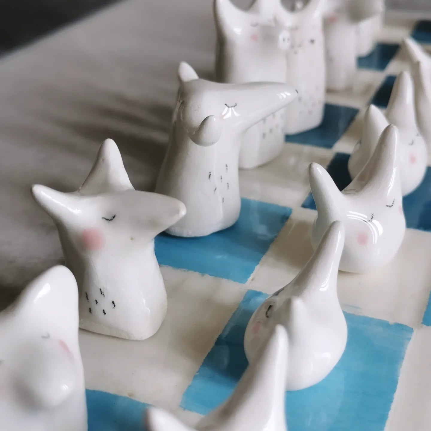 Scacchiera in ceramica con pezzi a forma di animali selvatici: cervi, orsi e suini