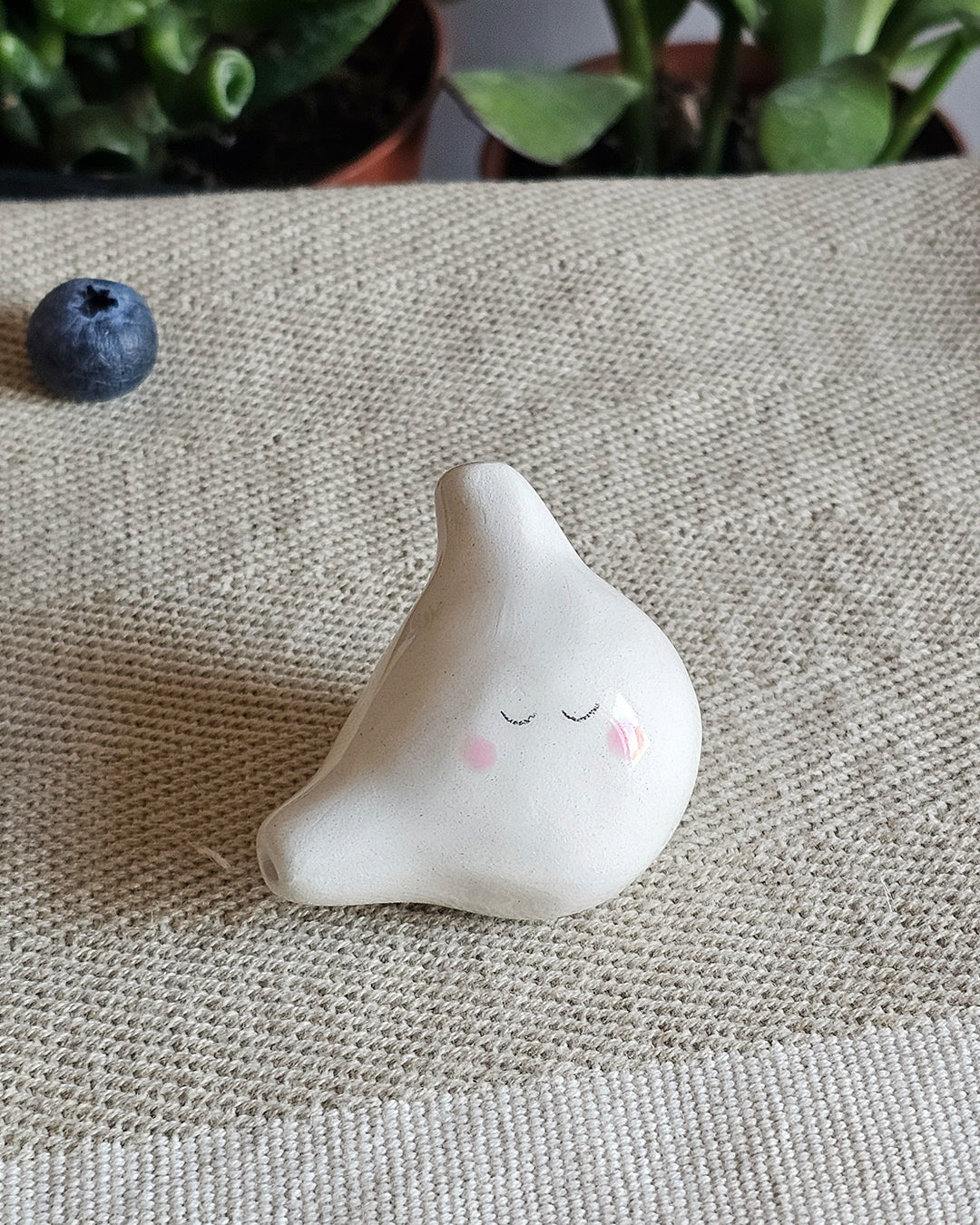 Stomaco in ceramica bianca con la sua curvatura, scultura fatta a mano