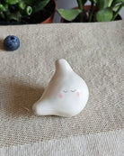 Stomaco in ceramica bianca con la sua curvatura, scultura fatta a mano