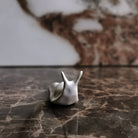 Lumaca in ceramica bianca su sfondo neutro frontale— Wasetti