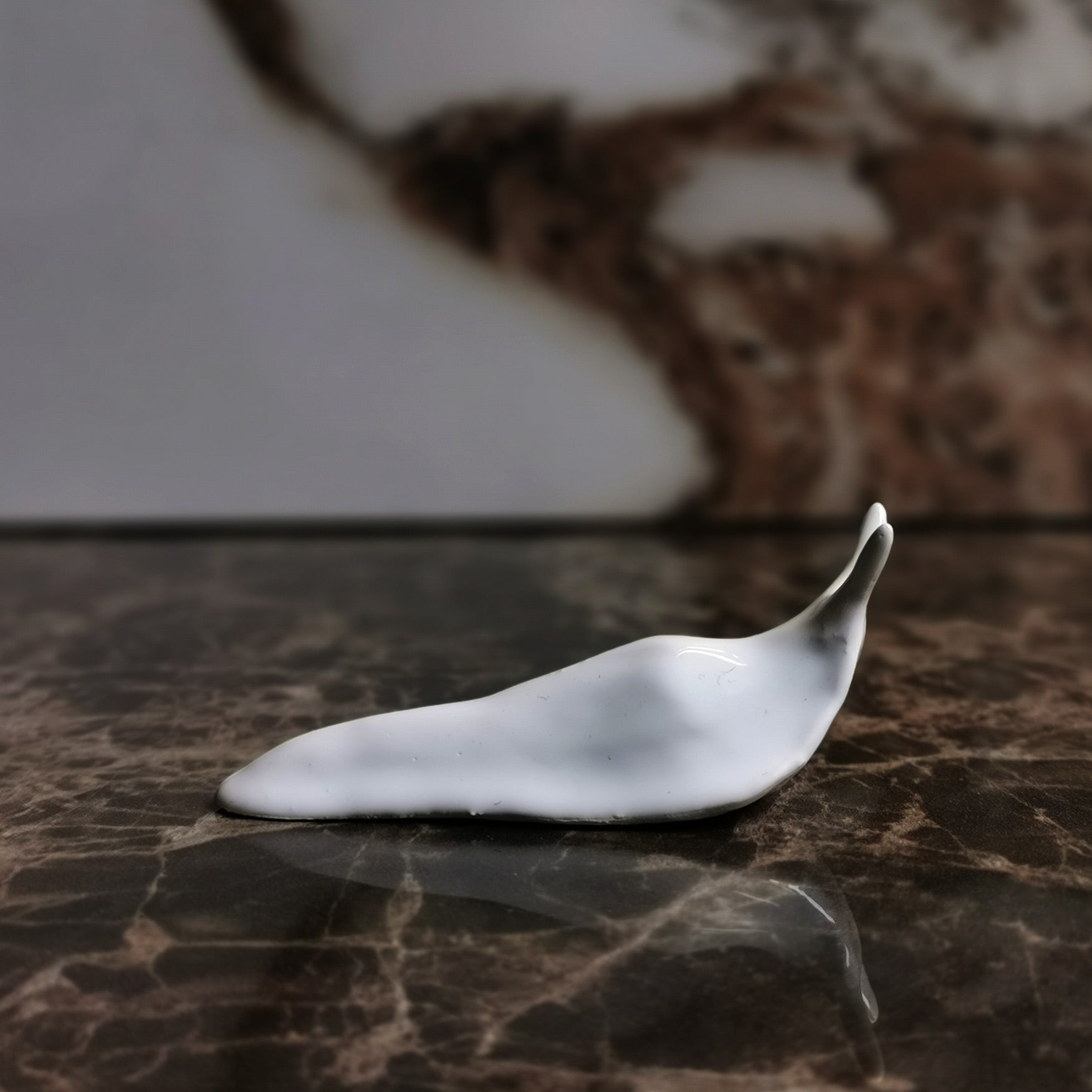 Lumaca in ceramica bianca su sfondo neutro lato— Wasetti