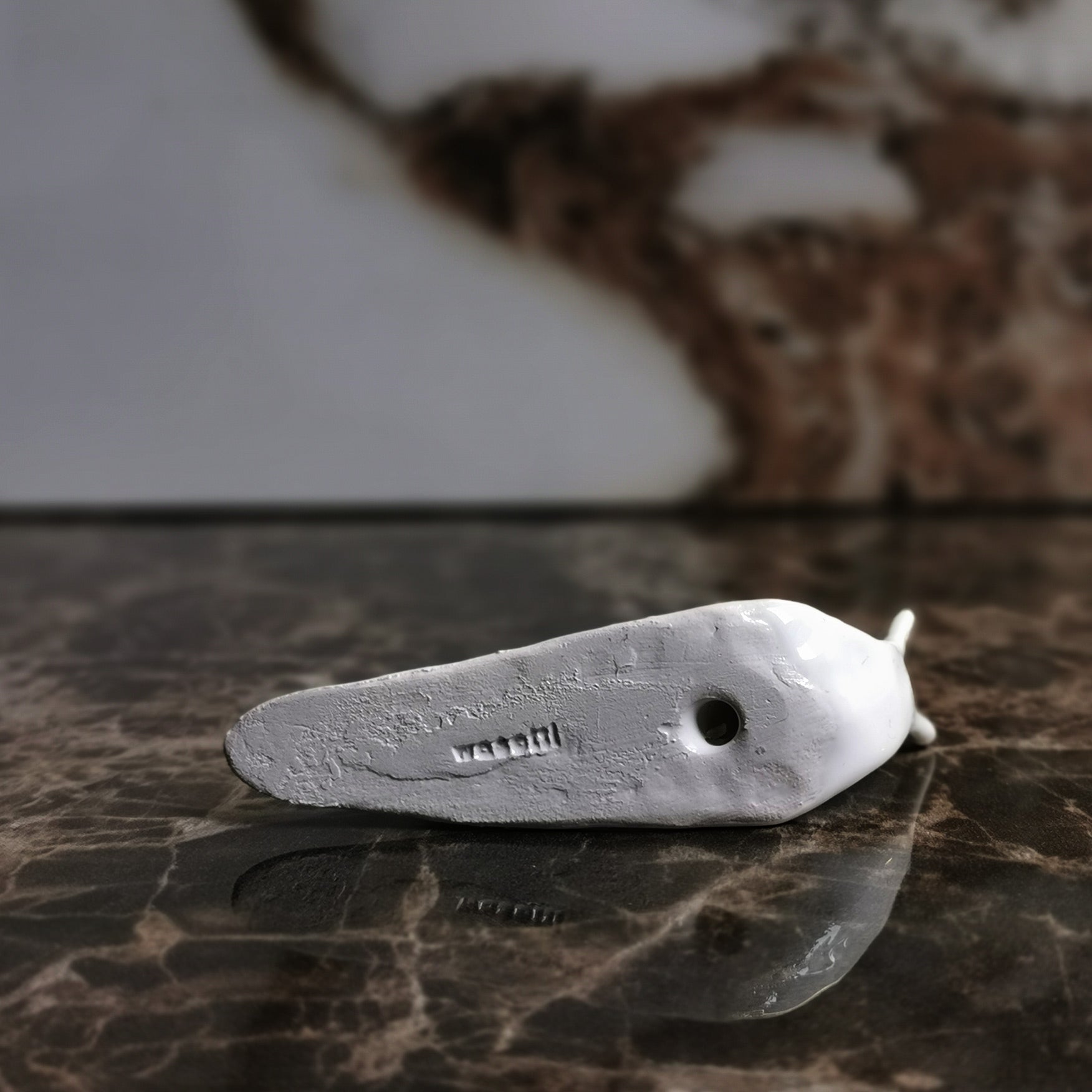 Lumaca in ceramica bianca su sfondo neutro , foro— Wasetti
