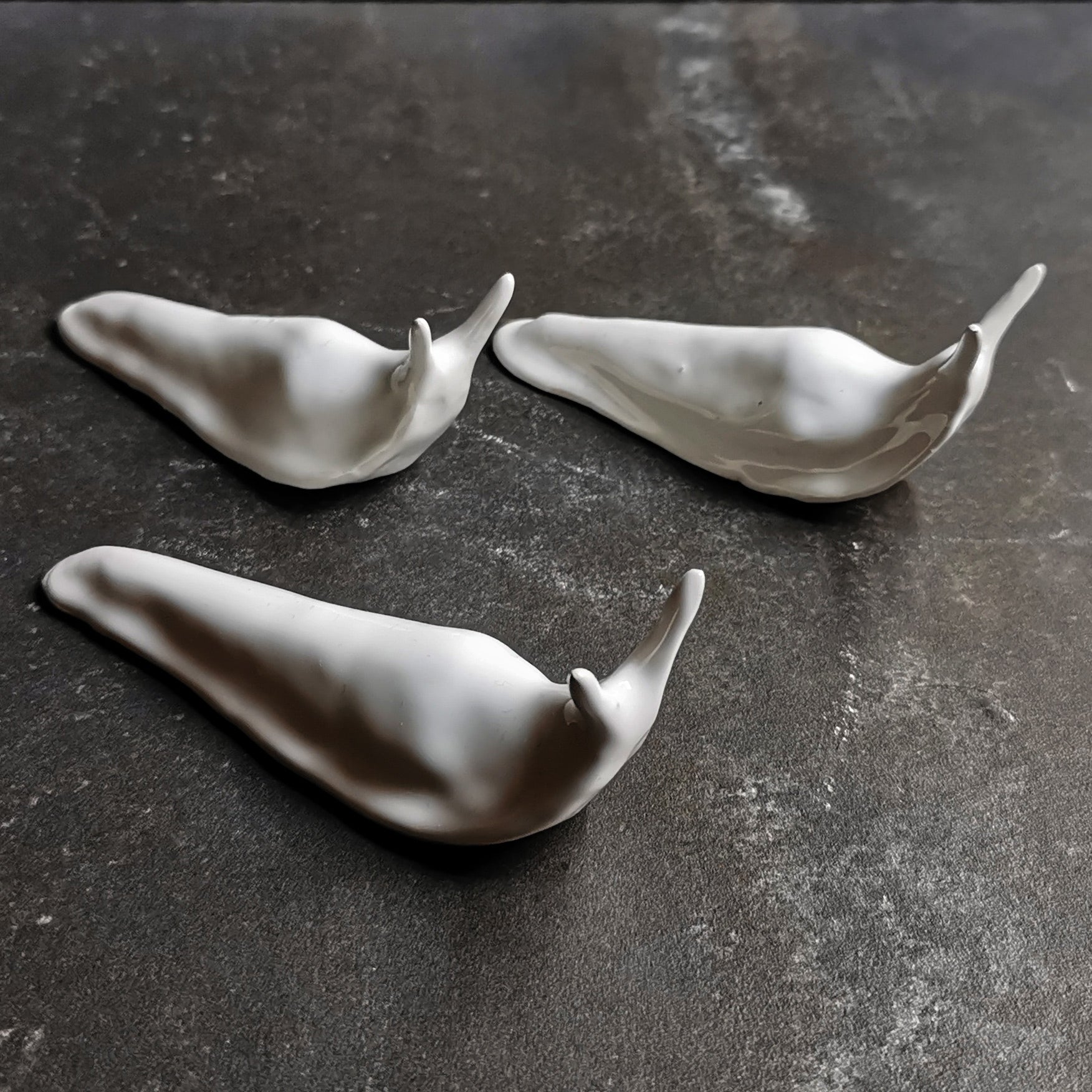 Tre lumache in ceramica bianca in fila — set Wasetti